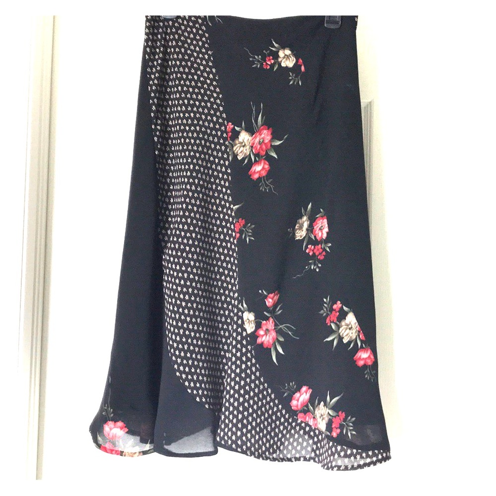 Black flowered knee-length skirt